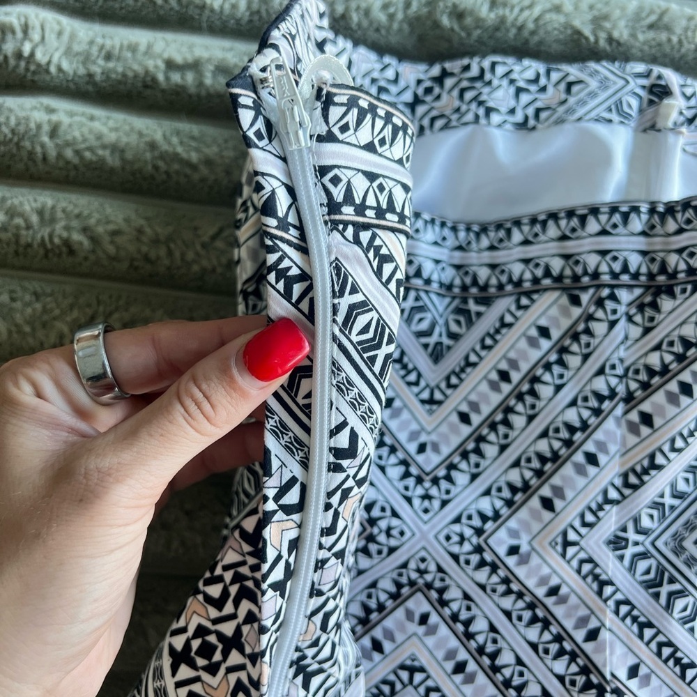 White House Black Market Gray and White Casual Tank Top - Picture 3 of 4
